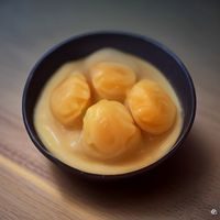 主编林晓桐的工作照，专注而温和的表情，短发，浅色衬衫，专业内容从业者气质